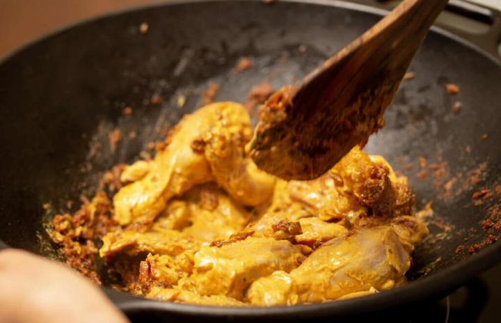 Add the marinated chicken to the masala