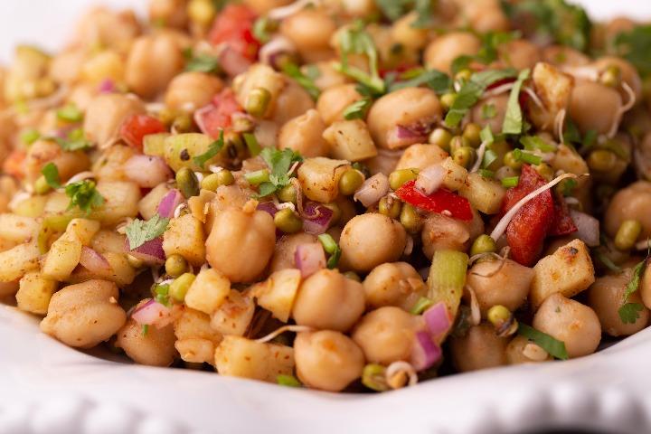 Chickpea and sprouted mung bean salad
